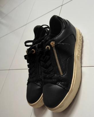 Sneaker guess