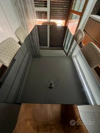 Tavolo in vetro e acciaio