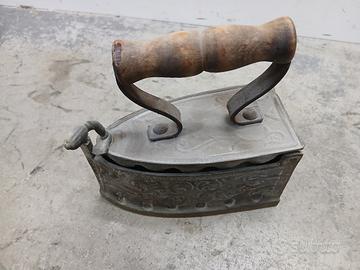 ferro da stiro vintage in ottone 