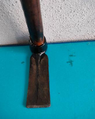 Zappino in acciaio forgiato con manico in faggio 