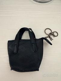 Portachiavi con piccola borsa nera