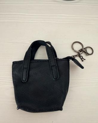 Portachiavi con piccola borsa nera