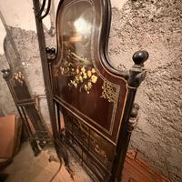 Letti antichi in ferro battuto dipinti a mano