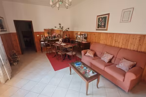 Indipendente con due appartamenti e ampio terreno