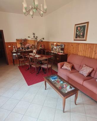 Indipendente con due appartamenti e ampio terreno