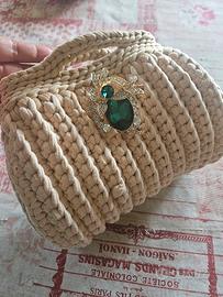 pochette fatta a mano con gioiello centrale