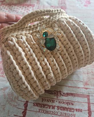 pochette fatta a mano con gioiello centrale