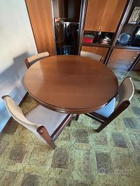 Tavolo soggiorno  allungabile con 4 sedie.