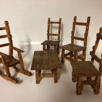 Sculture in legno: sedie, tavolo, sedia a dondolo