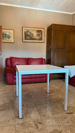 Tavolo bianco 90x85 cm con gambe in metallo