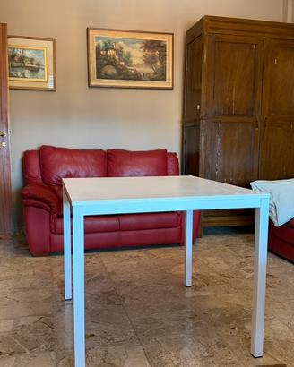 Tavolo bianco 90x85 cm con gambe in metallo