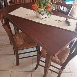 tavolo in legno sala con 4 sedie