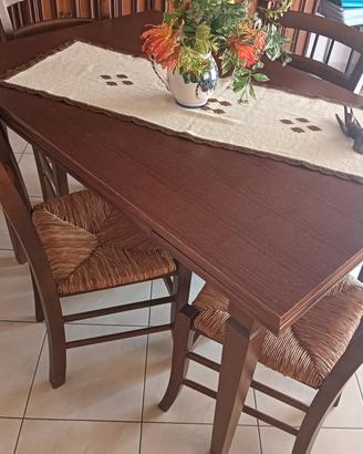 tavolo in legno sala con 4 sedie