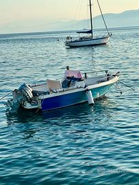 Barca con motore per uscite e attività al aperto