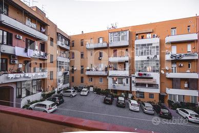 Via Alghero, luminoso signorile 102 mq, parcheggio