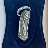 Madonna su sfondo velluto