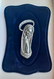 Madonna su sfondo velluto