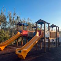 Parco giochi, giostre per bambini, giardino