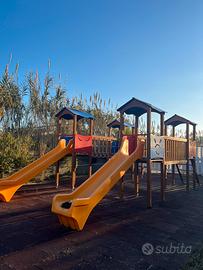 Parco giochi, giostre per bambini, giardino