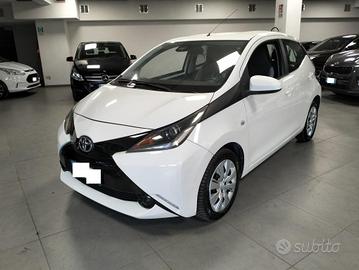 Toyota Aygo 5 Porte Aygo 5p 1.0 x-play my15 KM 740