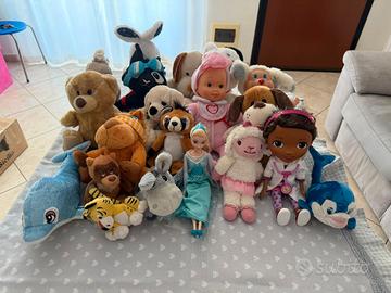 Vari peluche e bambole 