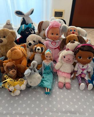 Vari peluche e bambole 