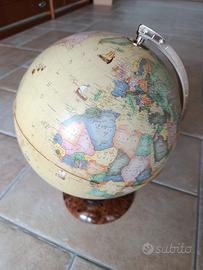 Mappamondo con lampada