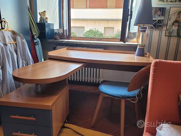Scrivania in legno con isola, cassettiera  e sedia