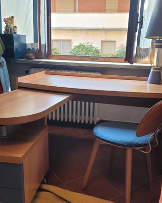 Scrivania in legno con isola, cassettiera  e sedia