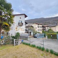 PORZIONE DI CASA CON GIARDINO e CANTINE
