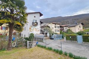 PORZIONE DI CASA CON GIARDINO e CANTINE
