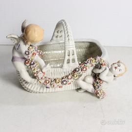 Cesto in ceramica con putti e ghirlanda