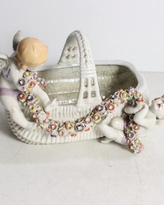 Cesto in ceramica con putti e ghirlanda