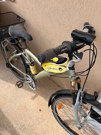 Bici B’Twin con portapacchi e cestino