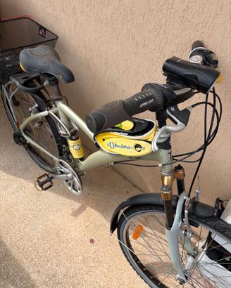 Bici B’Twin con portapacchi e cestino