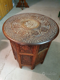 Tavolino richiudibile in legno intagliato