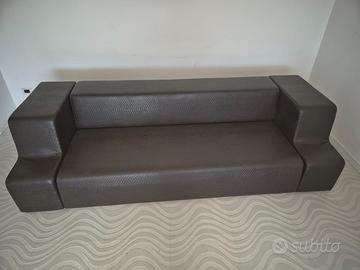 Divano ecopelle colore marrone