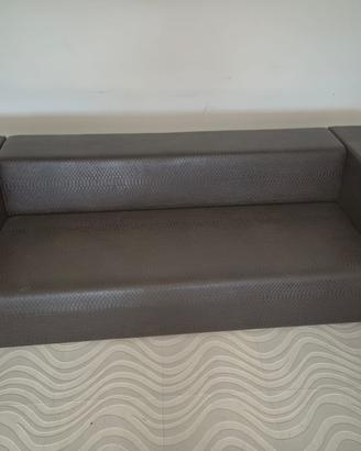 Divano ecopelle colore marrone