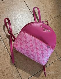 Zainetto Guess Girl fucsia con logo e cuori dorati