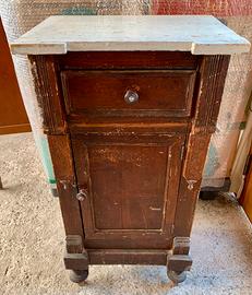 Vecchio comodino della fine 800. Porta asciugamani