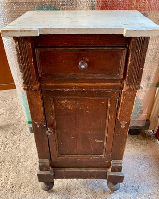 Vecchio comodino della fine 800. Porta asciugamani