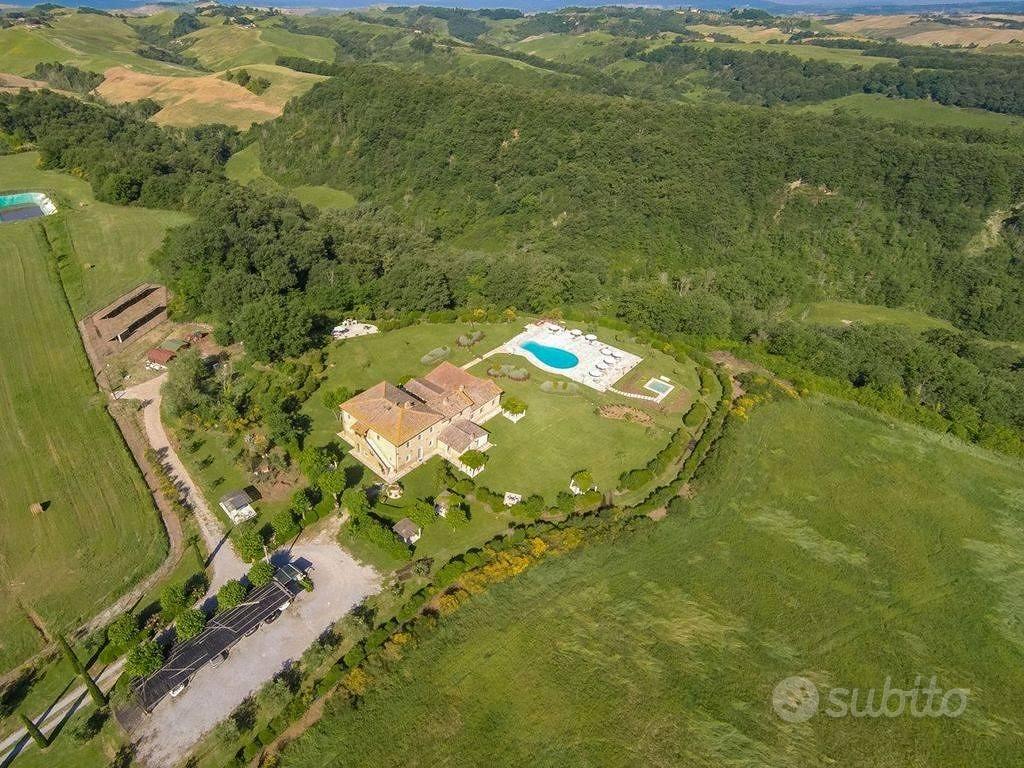 Rustico / Casale di 630 m² con più di 5 locali e b - Vista 2