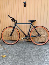 Bicicletta scatto fisso