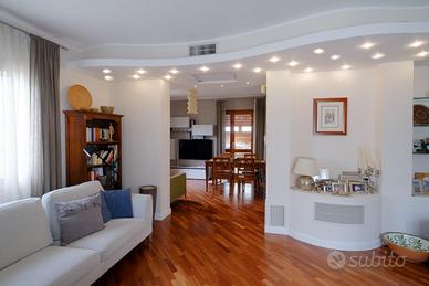 Elegante ristrutturato con terrazze e giardino