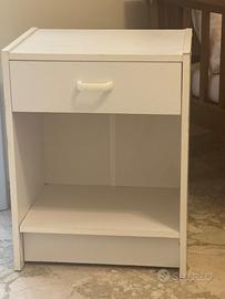 Mobilificio,comodino e ventola a soffitto.