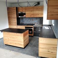 cucina ad angolo con penisola in larice massello