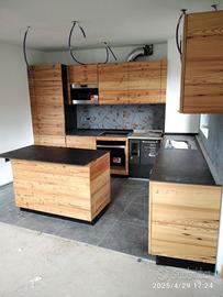 cucina ad angolo con penisola in larice massello