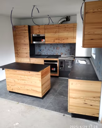 cucina ad angolo con penisola in larice massello