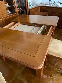 Tavolo in legno robusto