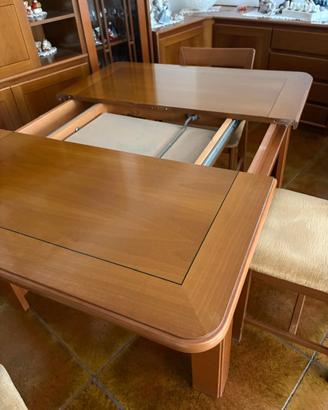 Tavolo in legno robusto